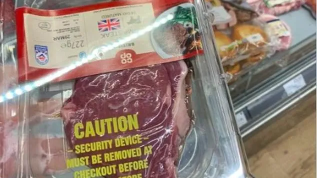 Британские супермаркеты начали нанимать персонал для защиты дорогих мясных продуктов из-за роста краж в магазинах, вызванного кризисом стоимости жизни  D2VicA