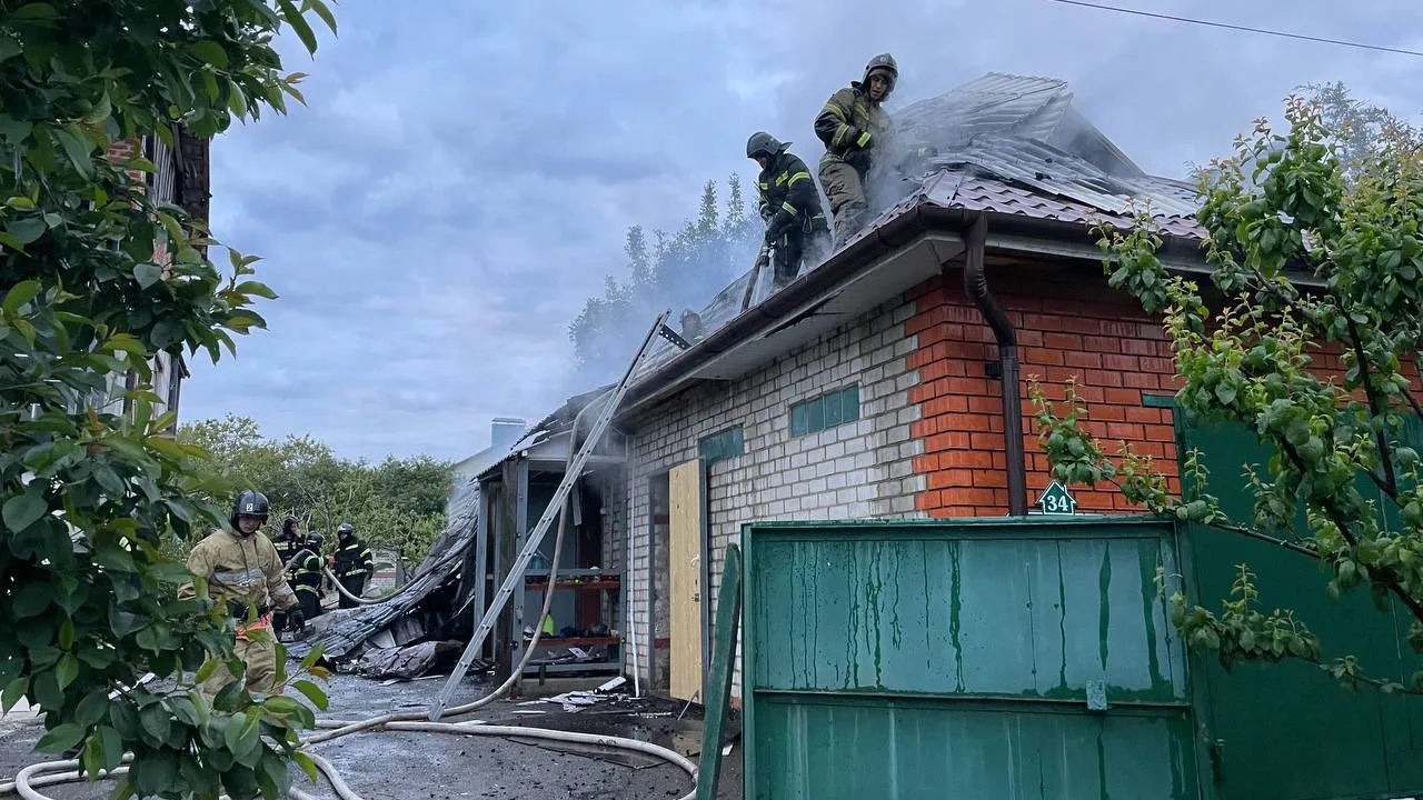 В Белгородской области снаряд ВСУ попал в частный дом, два человека  пострадали | Ямал-Медиа