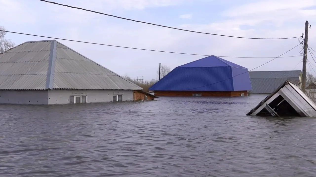 Кругом вода: ямальские спасатели снимают курганцев с крыш домов | Ямал-Медиа