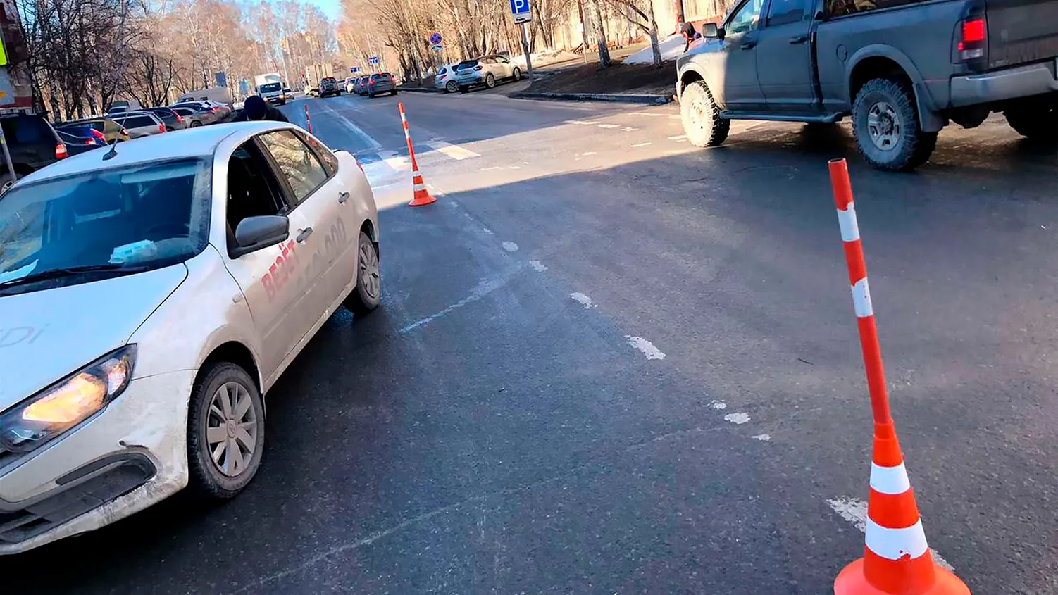 В Тюмени LADA Granta сбила на переходе молодого человека | Ямал-Медиа