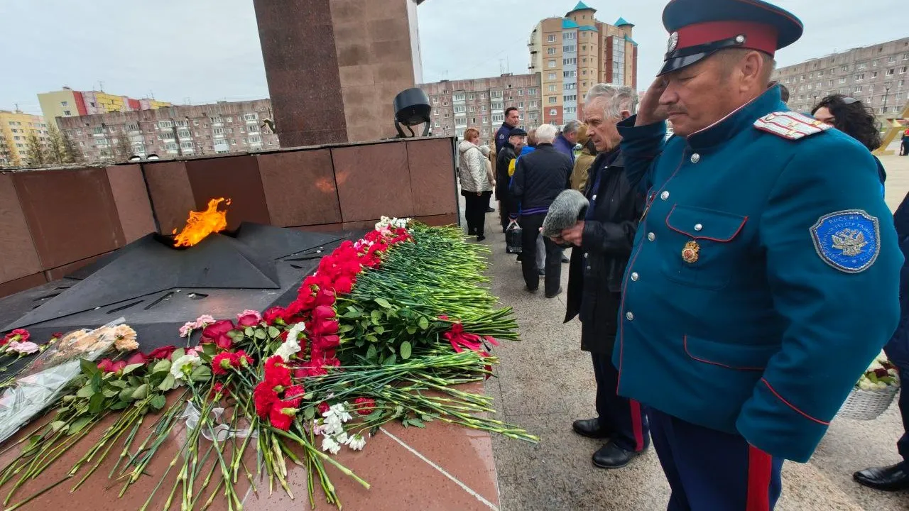 Жители Нового Уренгоя в День памяти и скорби возложили цветы к Вечному огню  | Ямал-Медиа