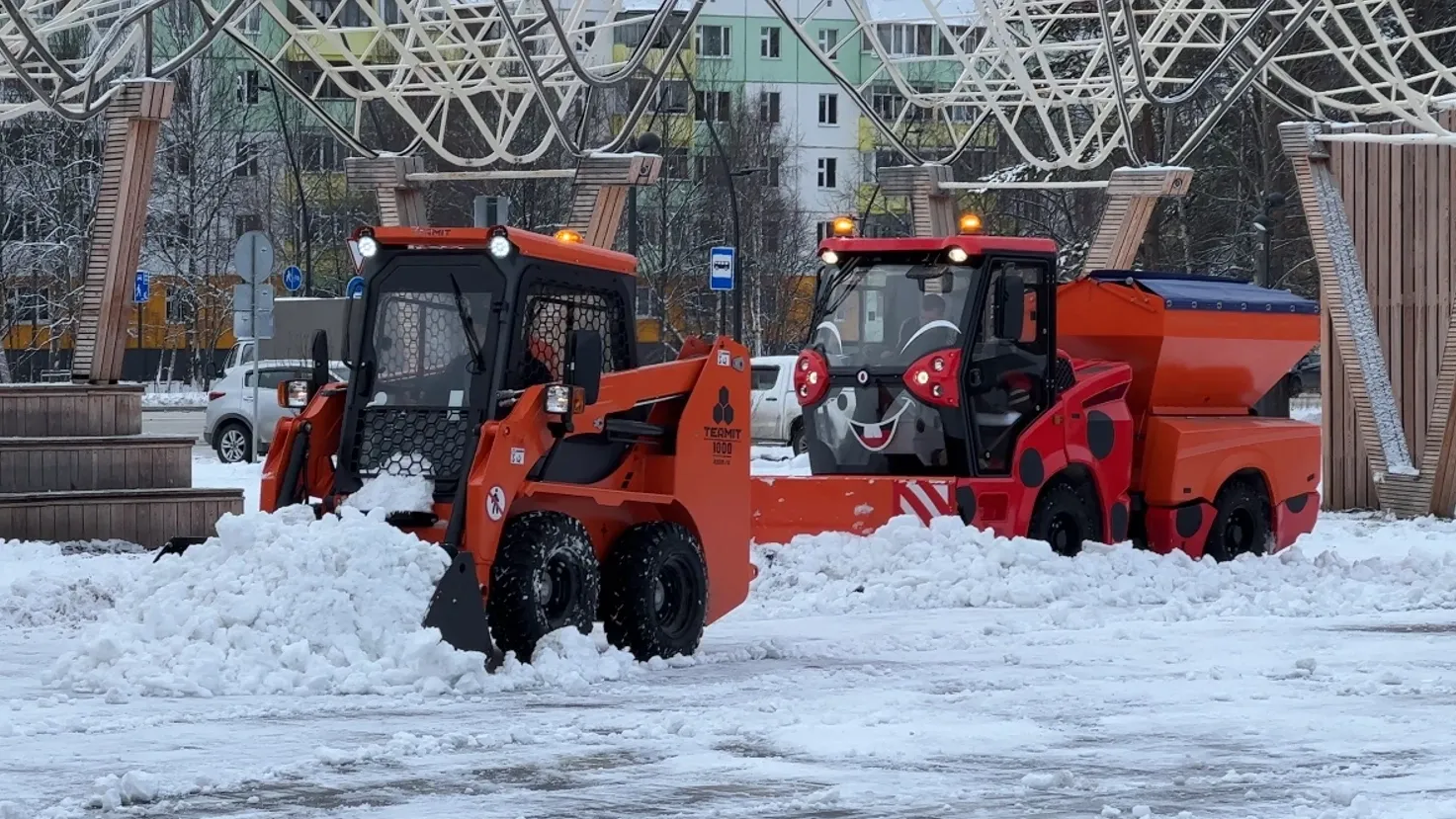 На борьбу со снегом в Ноябрьске вышли «Божья коровка» и «Термит» |  Ямал-Медиа