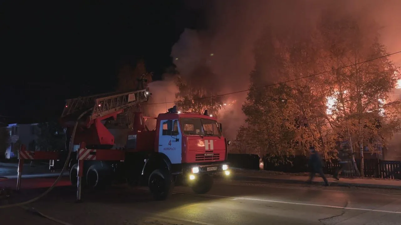 Власти Ноябрьска помогут жильцам сгоревшего дома на Школьной | Ямал-Медиа