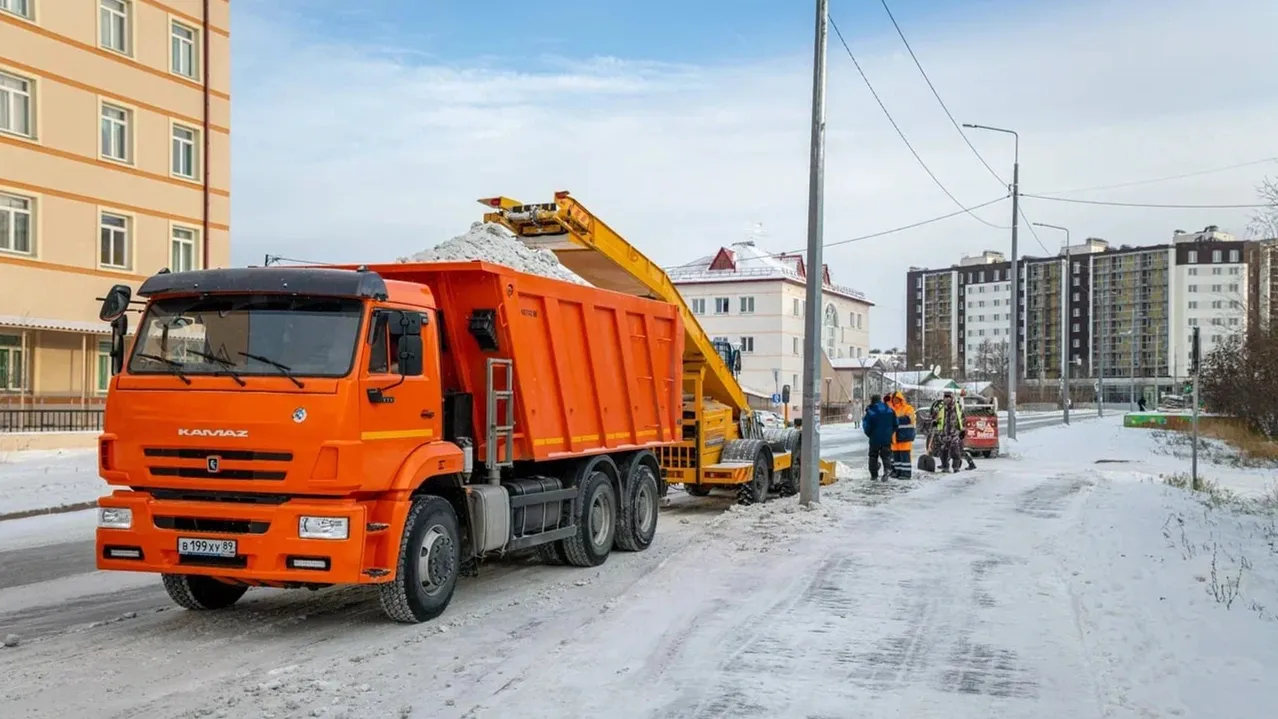 В Салехарде ежедневно на уборку улиц от снега выходит 17 единиц техники |  Ямал-Медиа