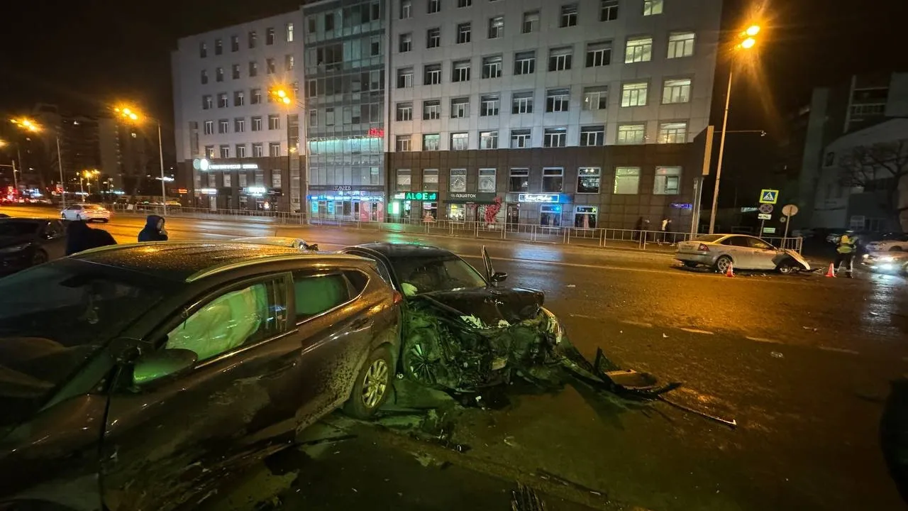 Шесть человек пострадали в массовом ночном ДТП в центре Тюмени | Ямал-Медиа