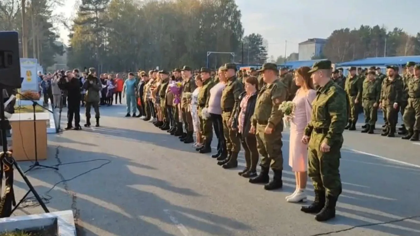 Свадьба на плацу. В тюменском центре для мобилизованных поженились 10 пар |  Ямал-Медиа