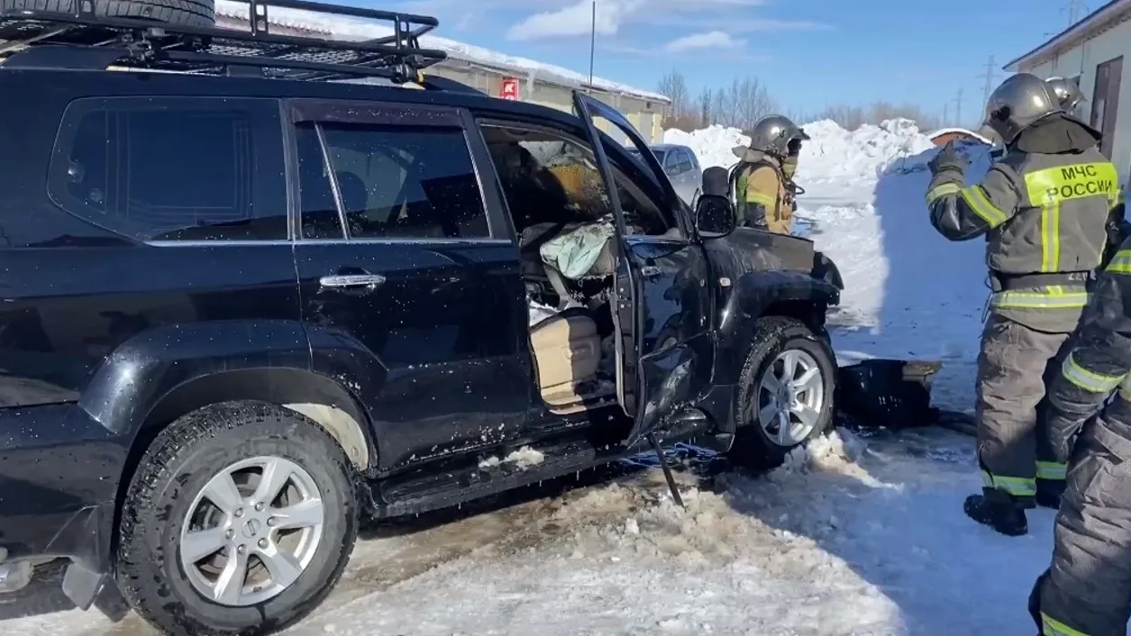 В Салехарде пожарные потушили автомобиль, вспыхнувший у газовой заправки |  Ямал-Медиа