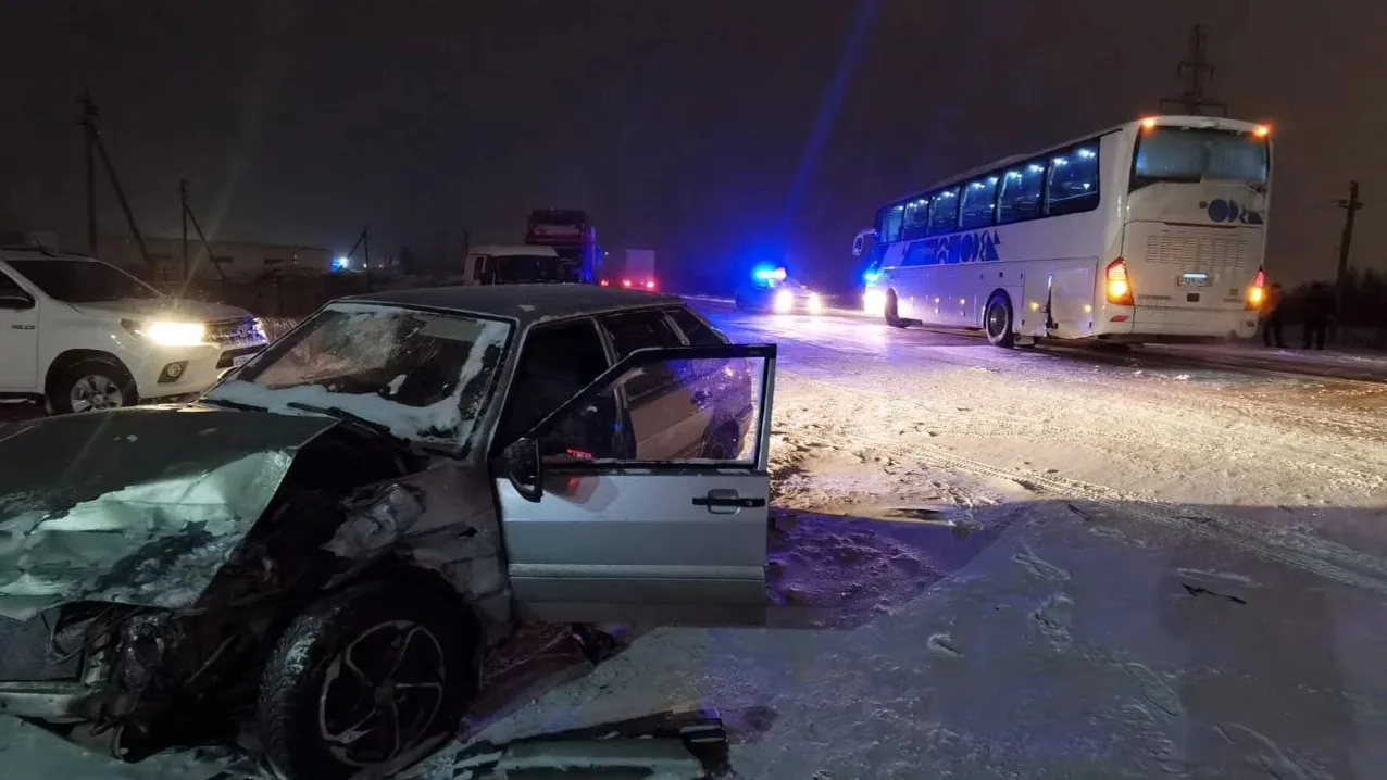 В Новом Уренгое столкнулись автобус и легковушка, троим понадобилась  медпомощь | Ямал-Медиа