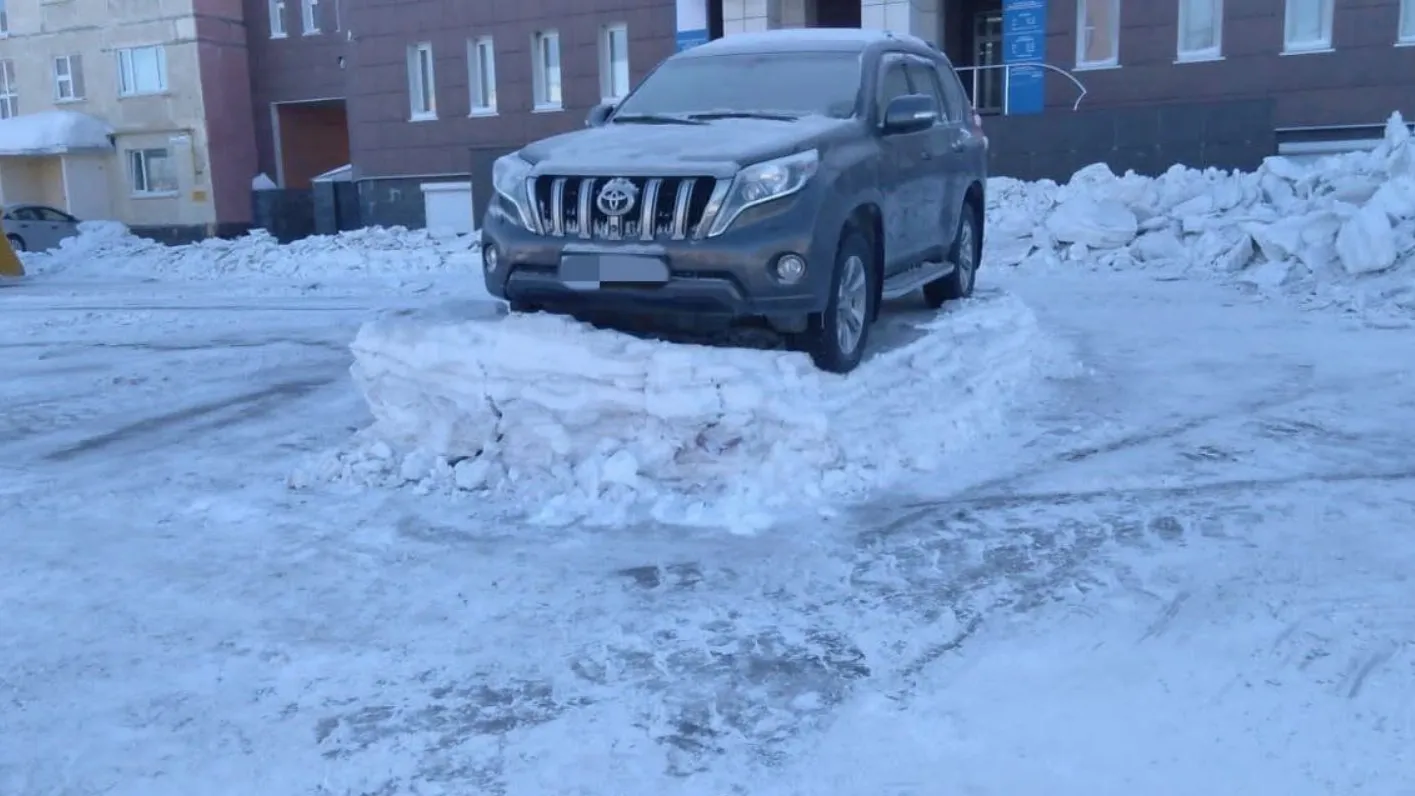 В Новом Уренгое коммунальщики поставили автомобиль на снежный «пьедестал» |  Ямал-Медиа