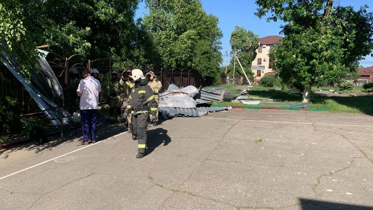 В Краснодаре ветер снес крышу в школе, 12 детей получили осколочные ранения  | Ямал-Медиа