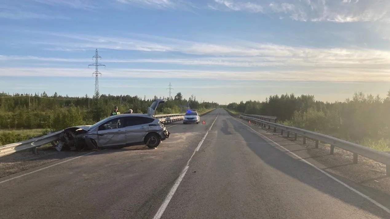 Водитель иномарки врезался в ограждение на трассе Сургут — Салехард и  получил травмы | Ямал-Медиа