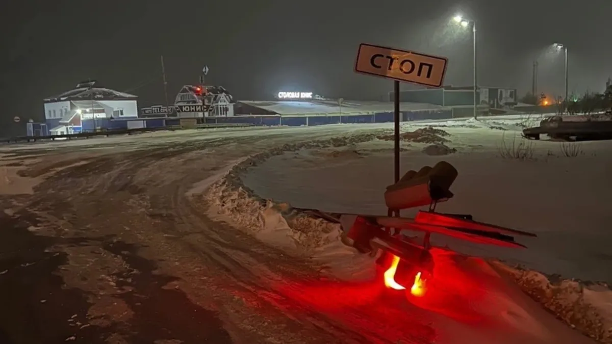 Прилег отдохнуть»: в Новом Уренгое порыв ветра повалил светофор | Ямал-Медиа