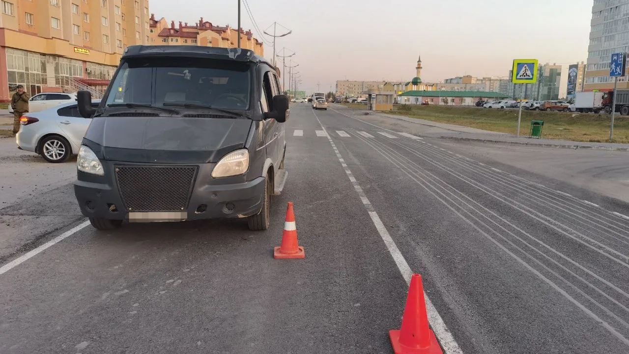 В Новом Уренгое подросток на самокате попал под машину | Ямал-Медиа