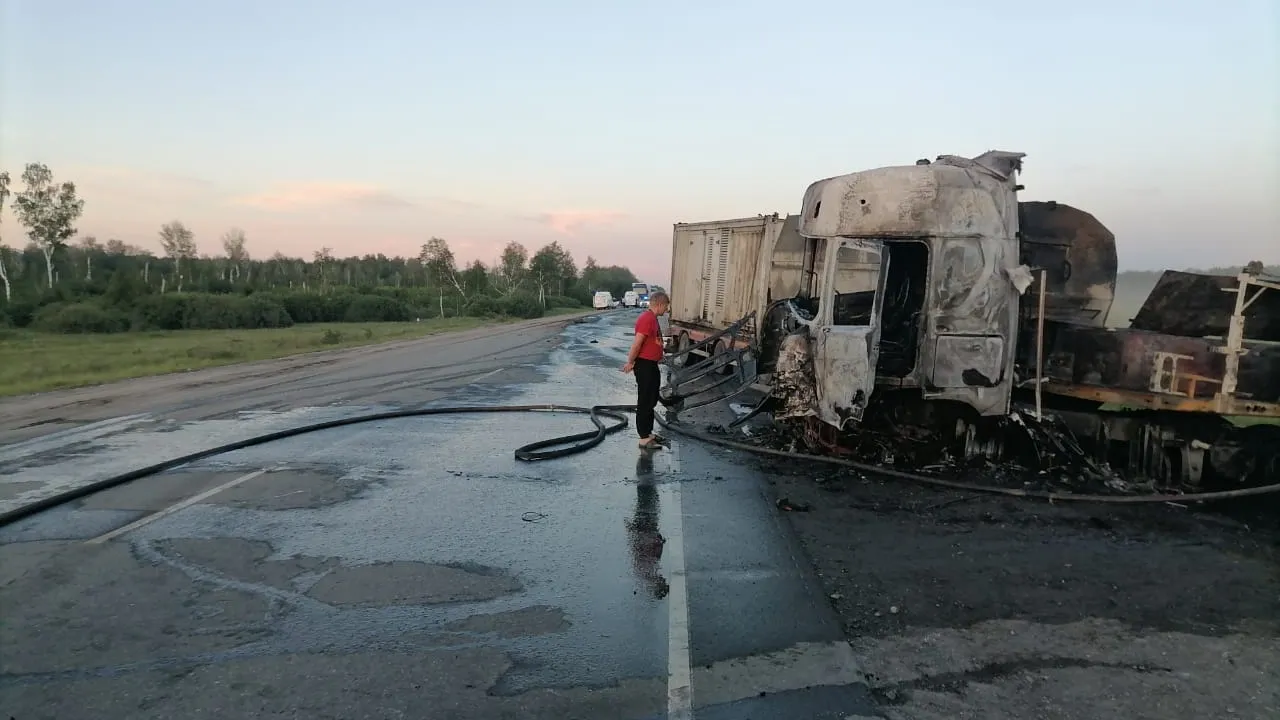 Взрыв и пожар: на тюменской автотрассе Skoda врезалась в большегруз |  Ямал-Медиа