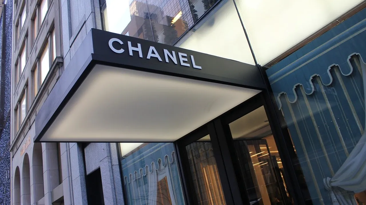 Захарова раскритиковала отказ Chanel продавать сумку россиянам, а бренд  Yamal расширяет производство | Ямал-Медиа