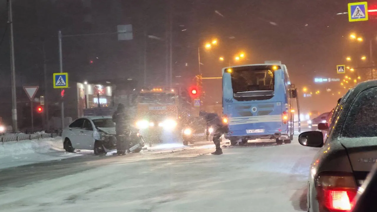 В Новом Уренгое легковушка врезалась в автобус | Ямал-Медиа