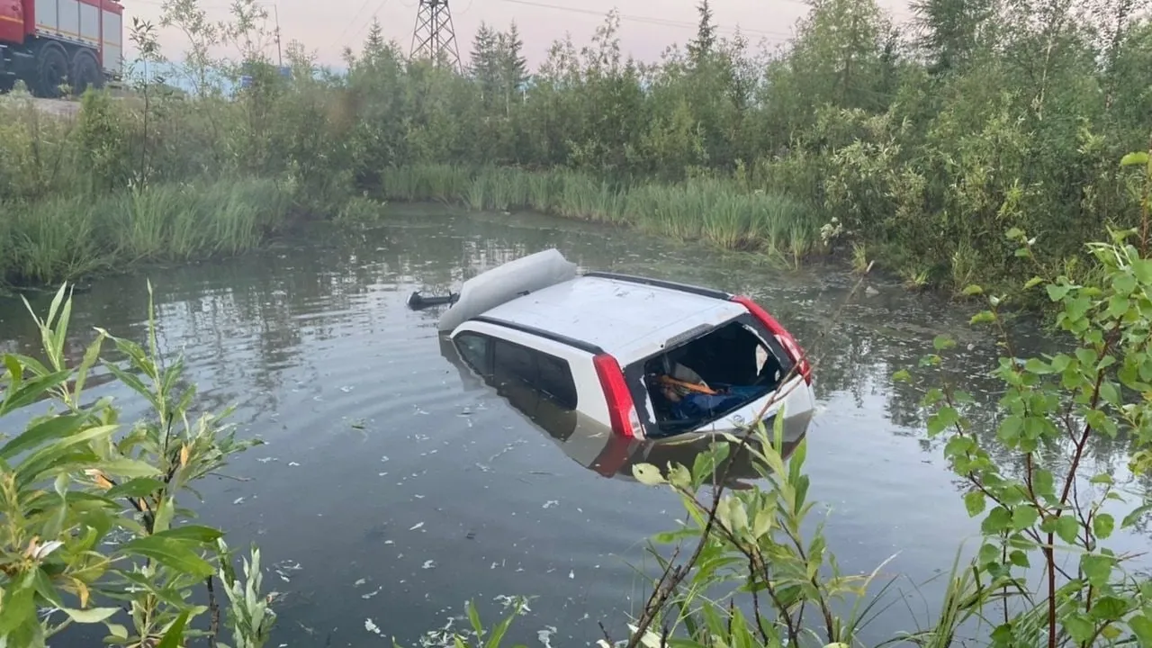 Спрятался: в Новом Уренгое автомобиль упал в водоем, уходя от погони | Ямал -Медиа