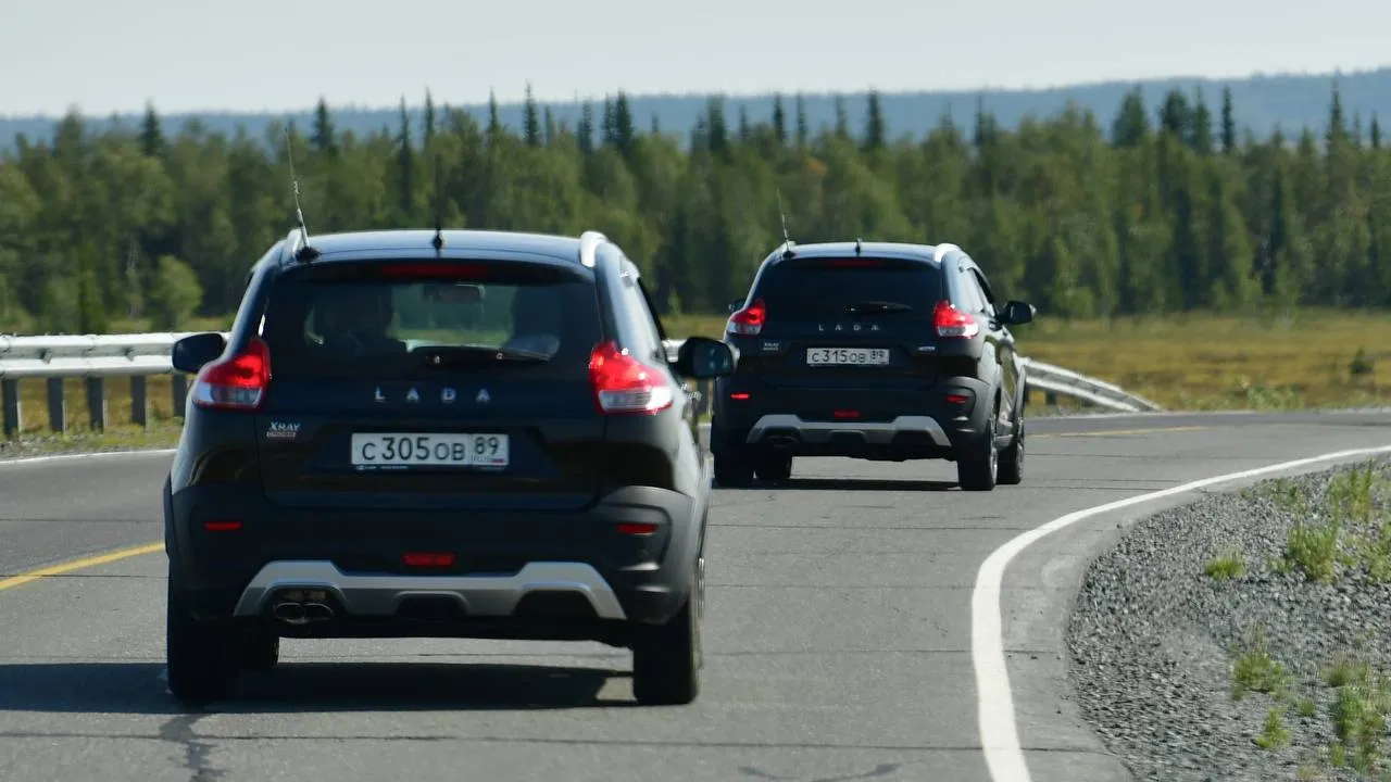 Глава ЯНАО проехал по отремонтированной трассе на Lada X-Ray | Ямал-Медиа