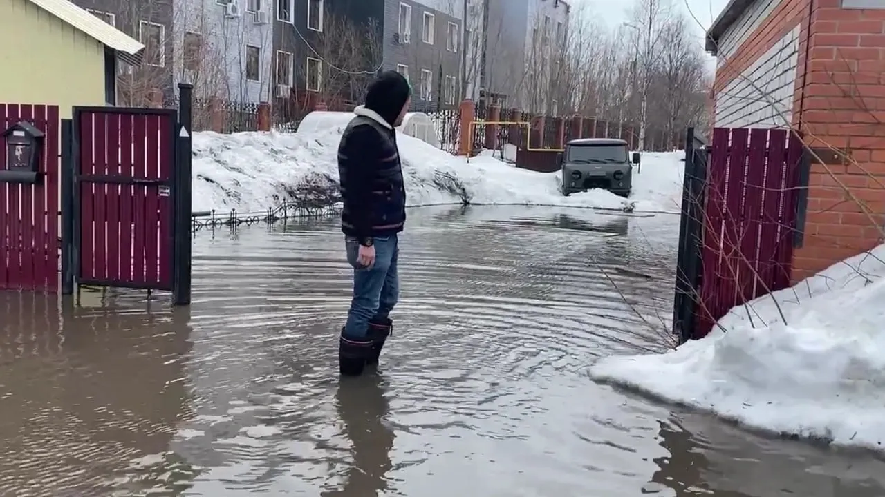 В Салехарде частный сектор затопило сточными водами | Ямал-Медиа