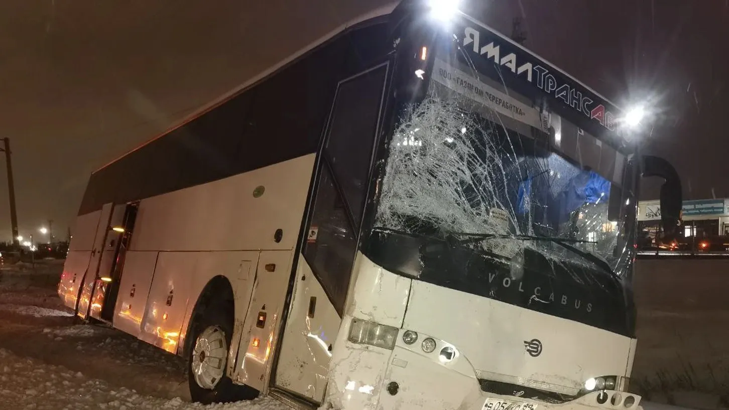 В Новом Уренгое автомобилист скончался после столкновения с автобусом | Ямал -Медиа