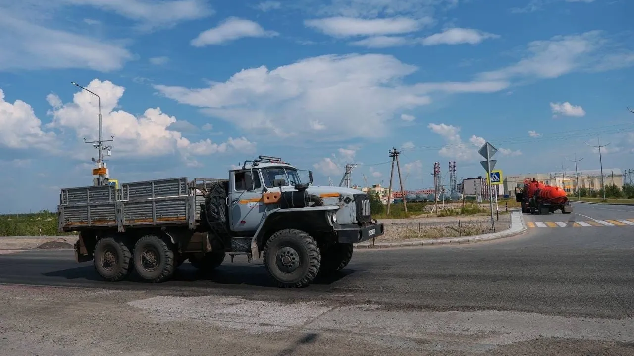 Все ровно: в Коротчаево дорожники приступили к этапу выравнивания асфальта  на Шоссейной улице | Ямал-Медиа