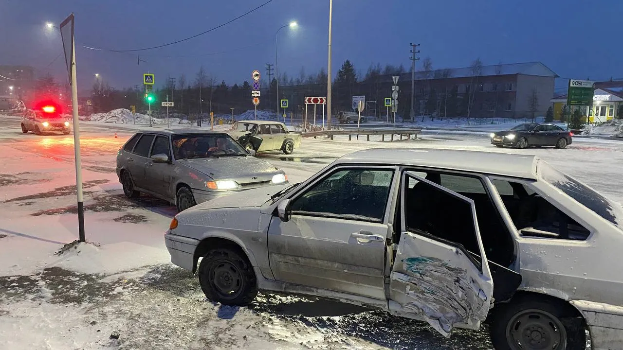 Два отечественных авто не поделили перекресток в Надыме | Ямал-Медиа