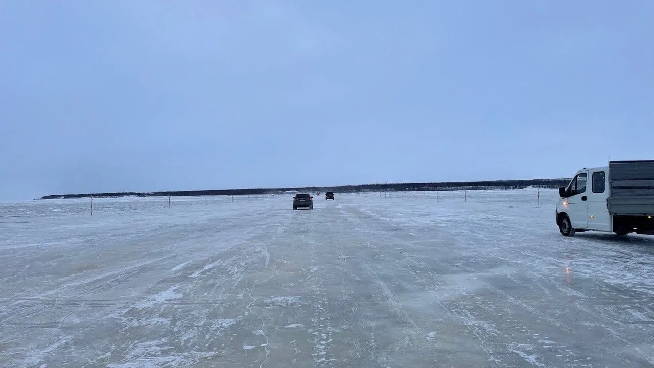 На ледовой переправе Салехард — Лабытнанги закрыли вторую полосу движения |  Ямал-Медиа