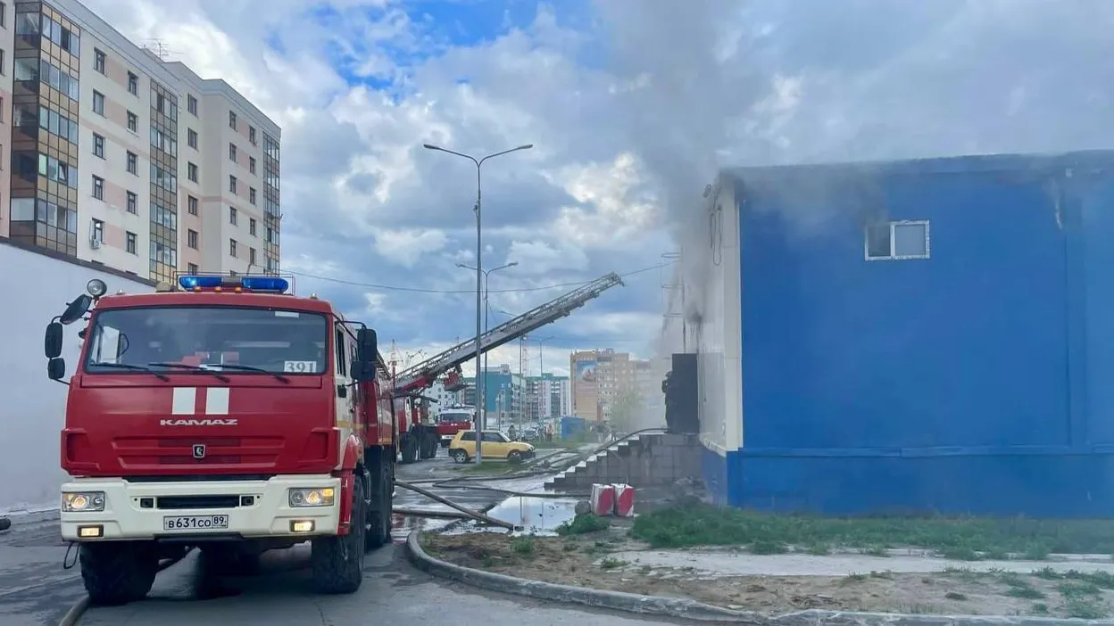 В Новом Уренгое пожарные тушат возгорание в магазине «Мирстрой» | Ямал-Медиа