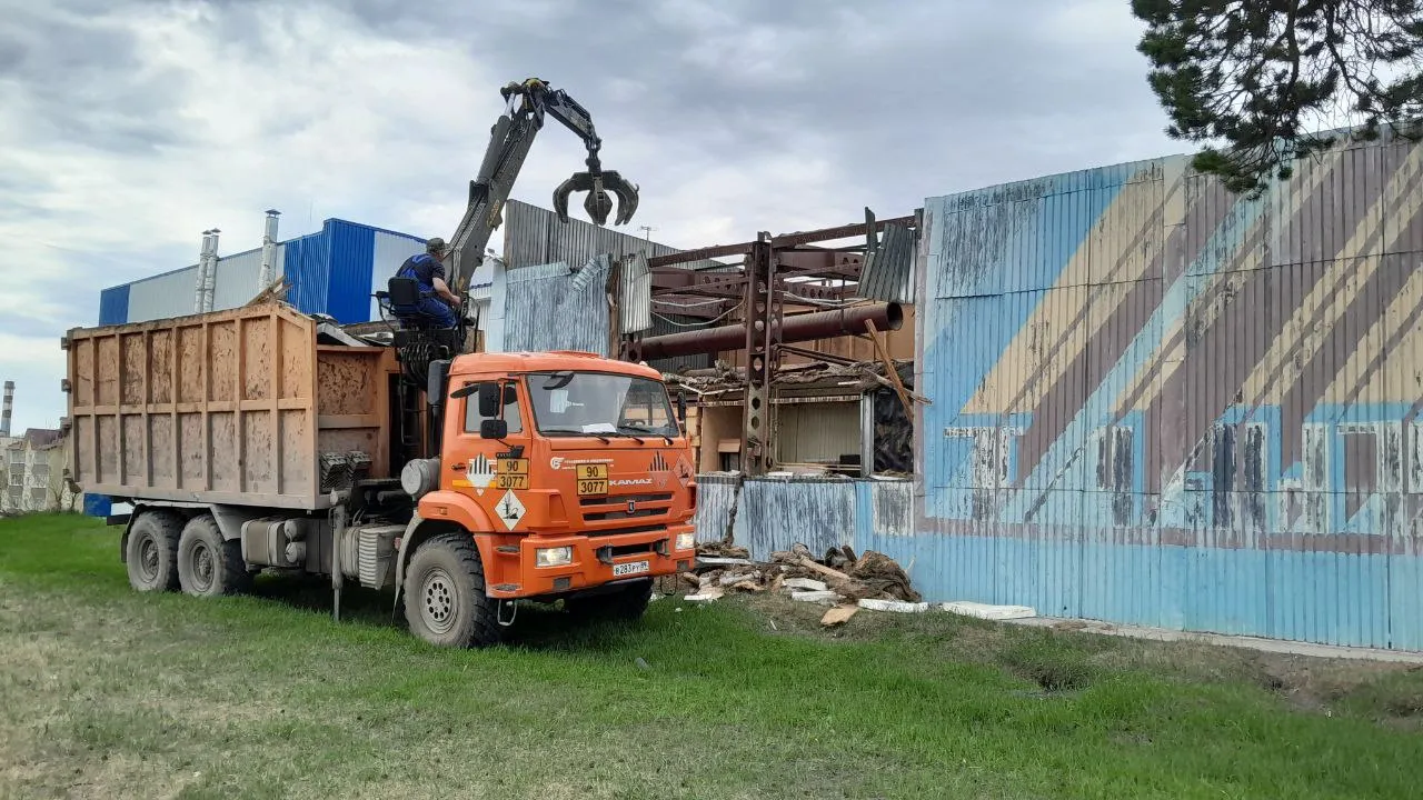 В Ноябрьске приступили к сносу аварийной части спорткомплекса «Атлант» |  Ямал-Медиа