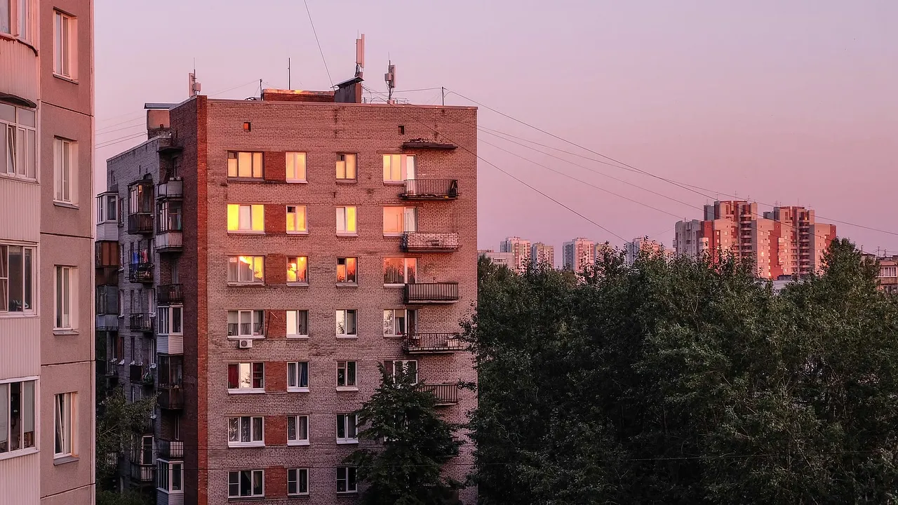 В дома Москвы стали возвращаться жильцы, эвакуированные после атак БПЛА |  Ямал-Медиа