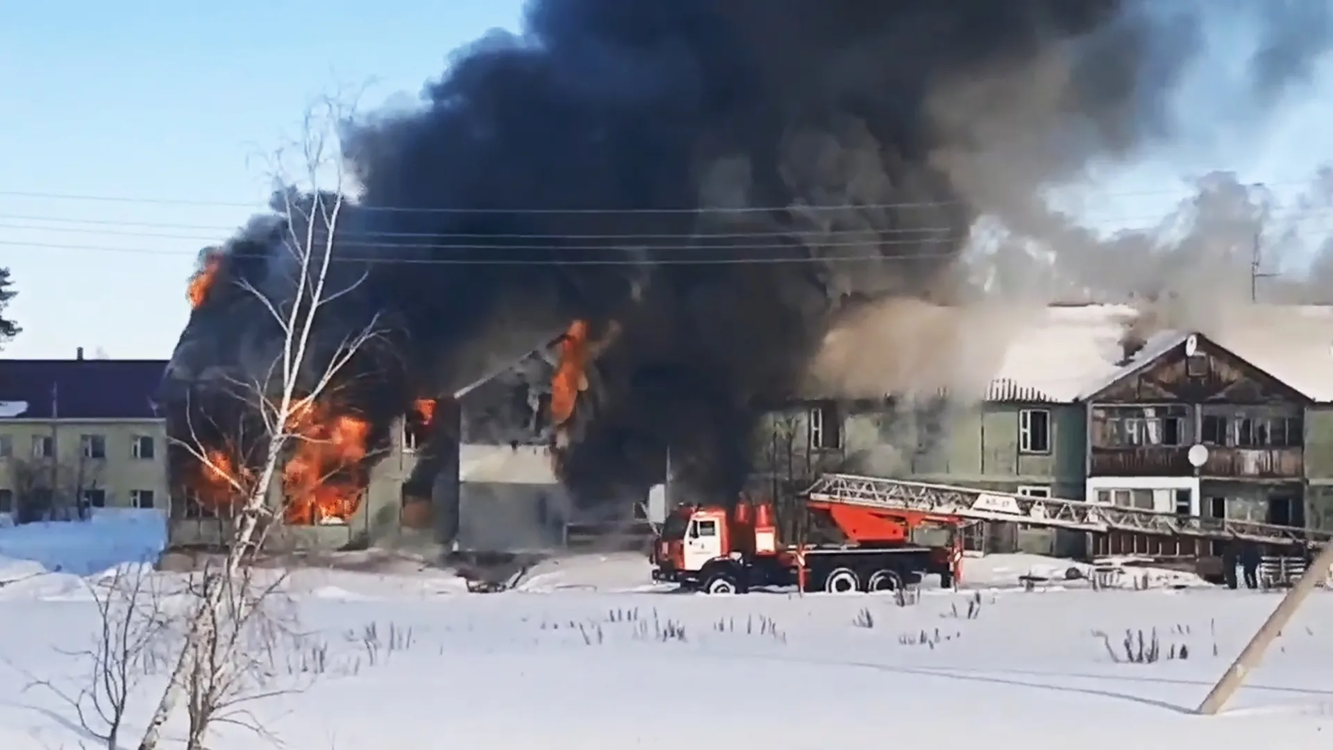 Фото: скриншот видео пожара из сообщества «Происшествия Ноябрьск» во «ВКонтакте»