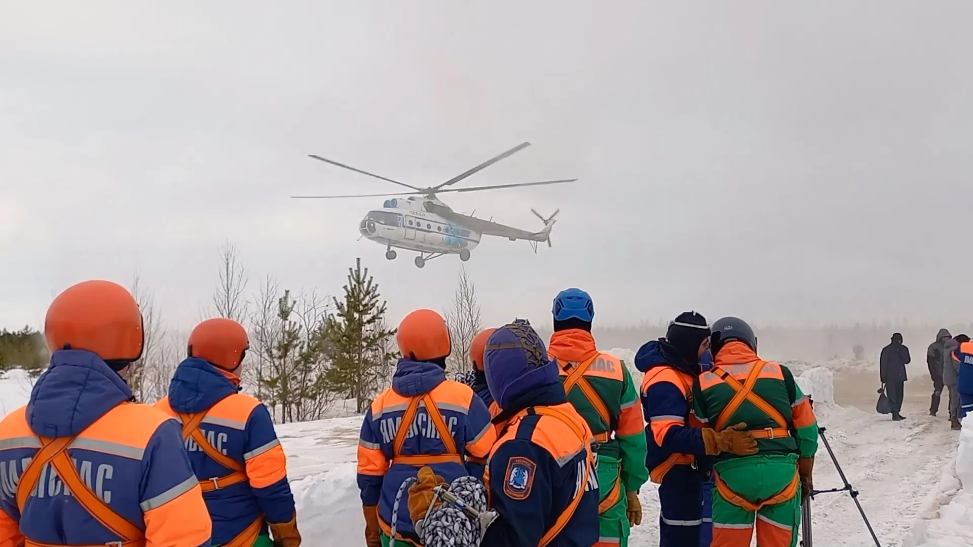 В Надыме спасатели отработали высадку с вертолета без парашютов