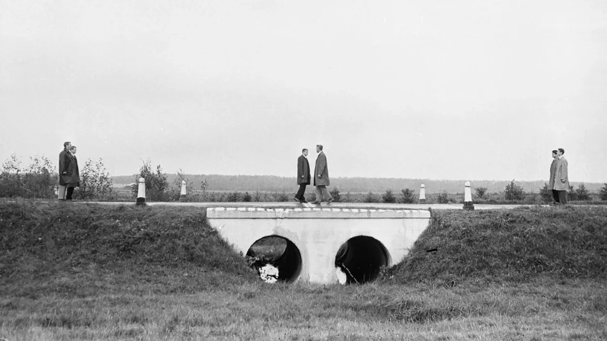 Обмен шпионами на мосту Глинке в Берлине. Кадр из фильма  "Мертвый сезон", 1968 г.