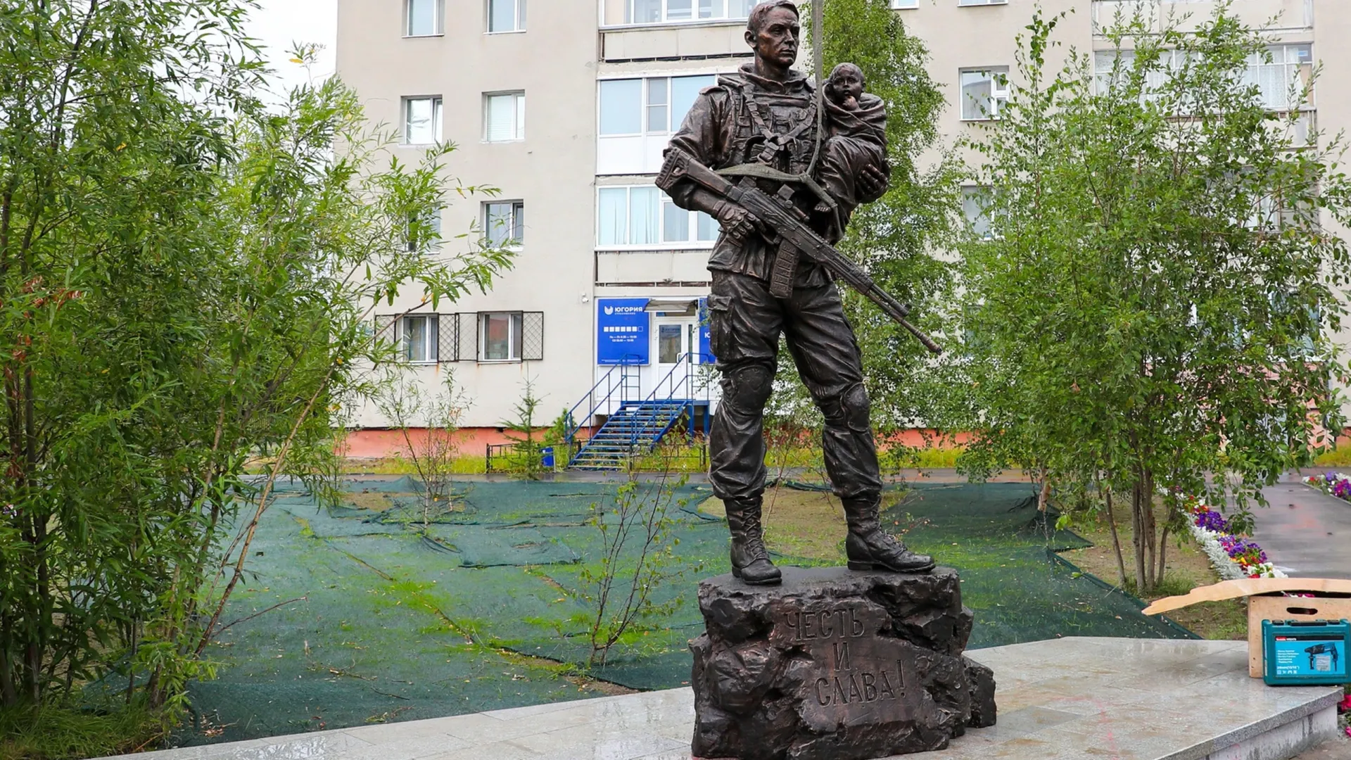 1 памятник установлен. Город Надым сквер миротворцев. Новые памятники в Надыме. Памятник защитникам Донбасса. Памятник надвм Донбасс.