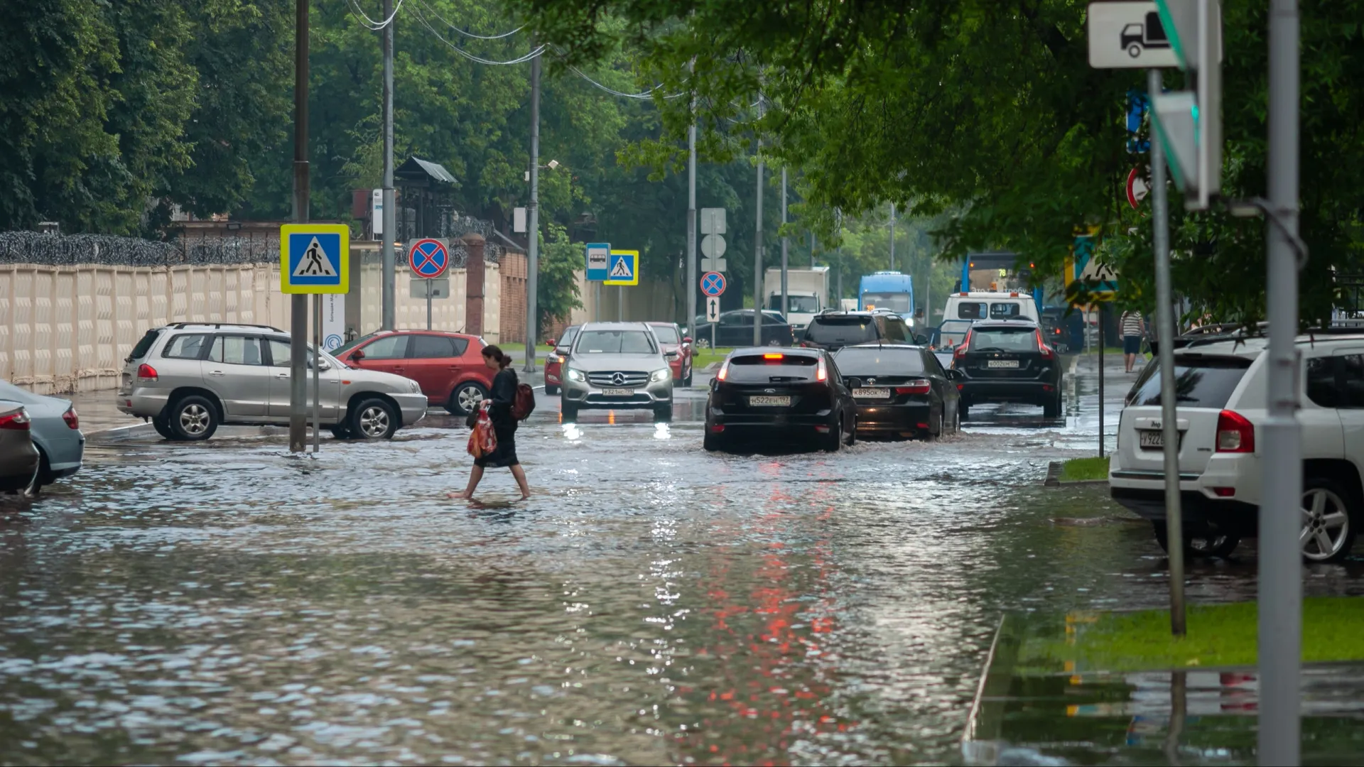 В некоторых районах улицы пока можно перейти только вброд. Фото: Nadya So/Shutterstock/Fotodom