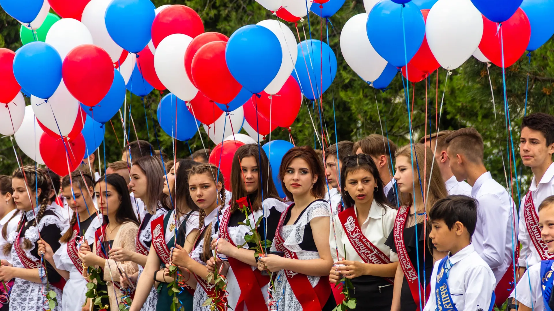 Прощание с детством. Почему для выпускников важен последний звонок |  Ямал-Медиа