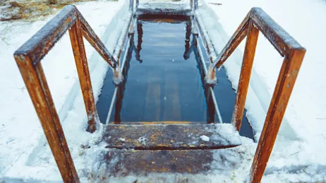Нырять в ледяную воду запрещено при заболеваниях носоглотки