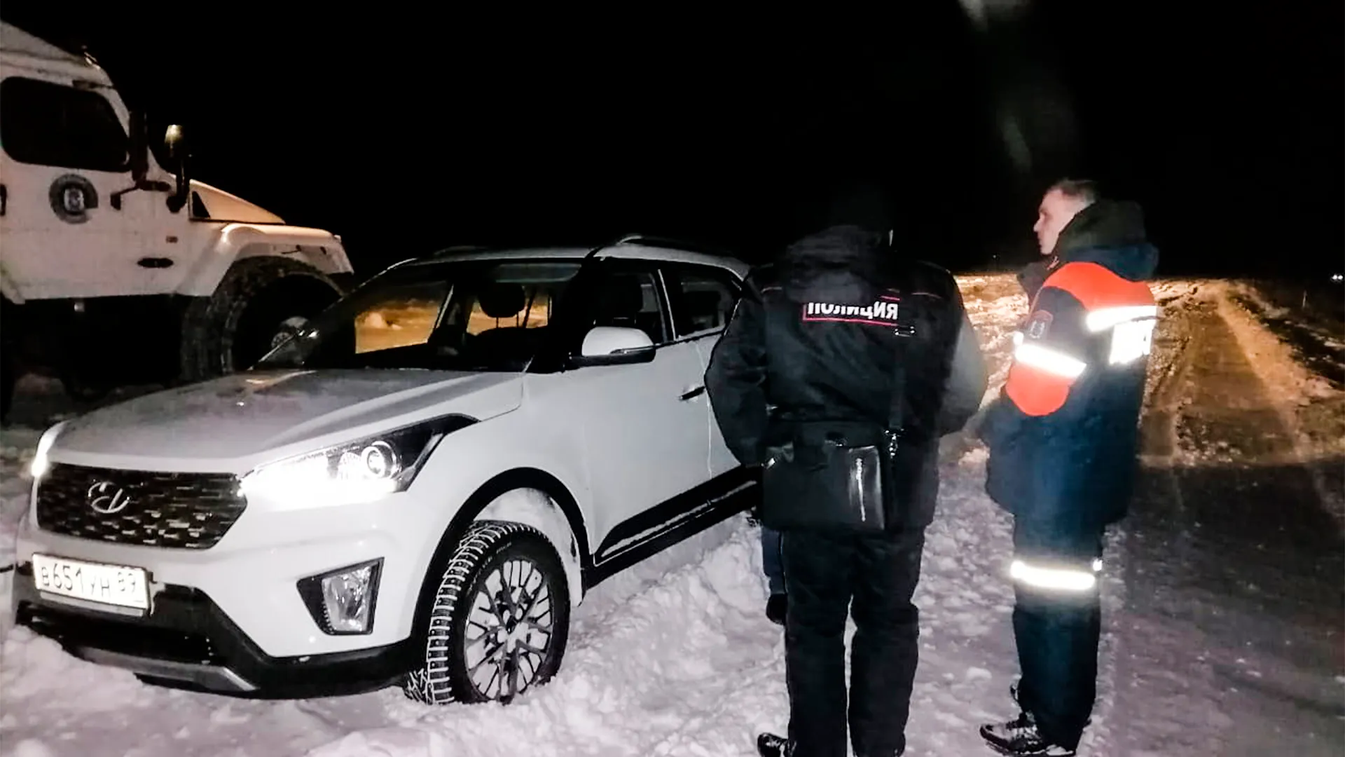 В Ямальском районе два человека застряли в тундре с замерзшей машиной