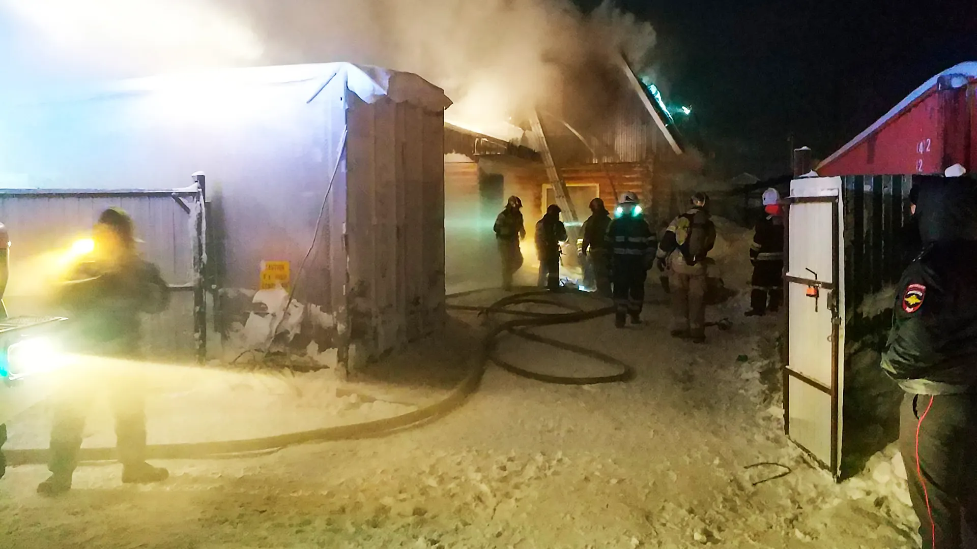 В Новом Уренгое пожарные тушат дом в дачном поселке | Ямал-Медиа