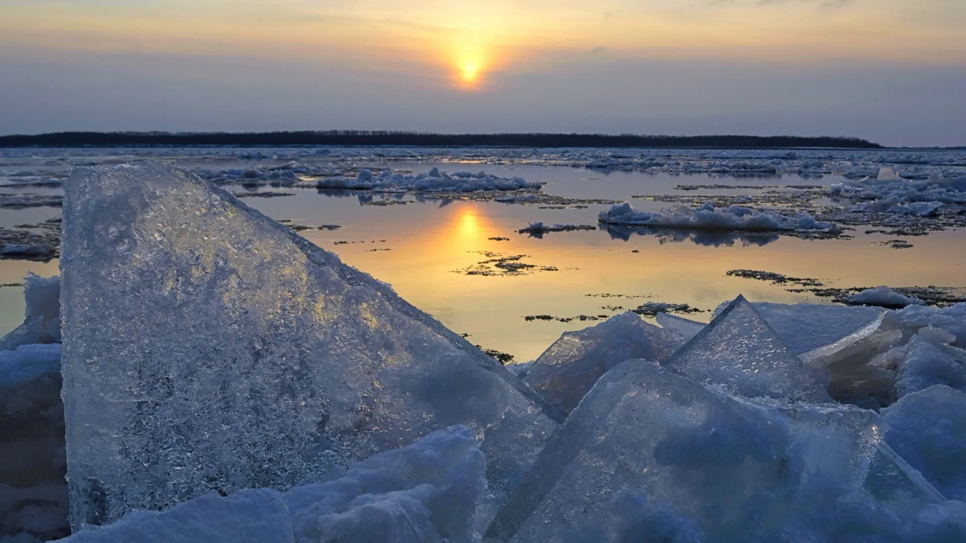 Ледоход — это еще и невероятно красиво. Фото: Konstantin Baidin / Shutterstock / Fotodom