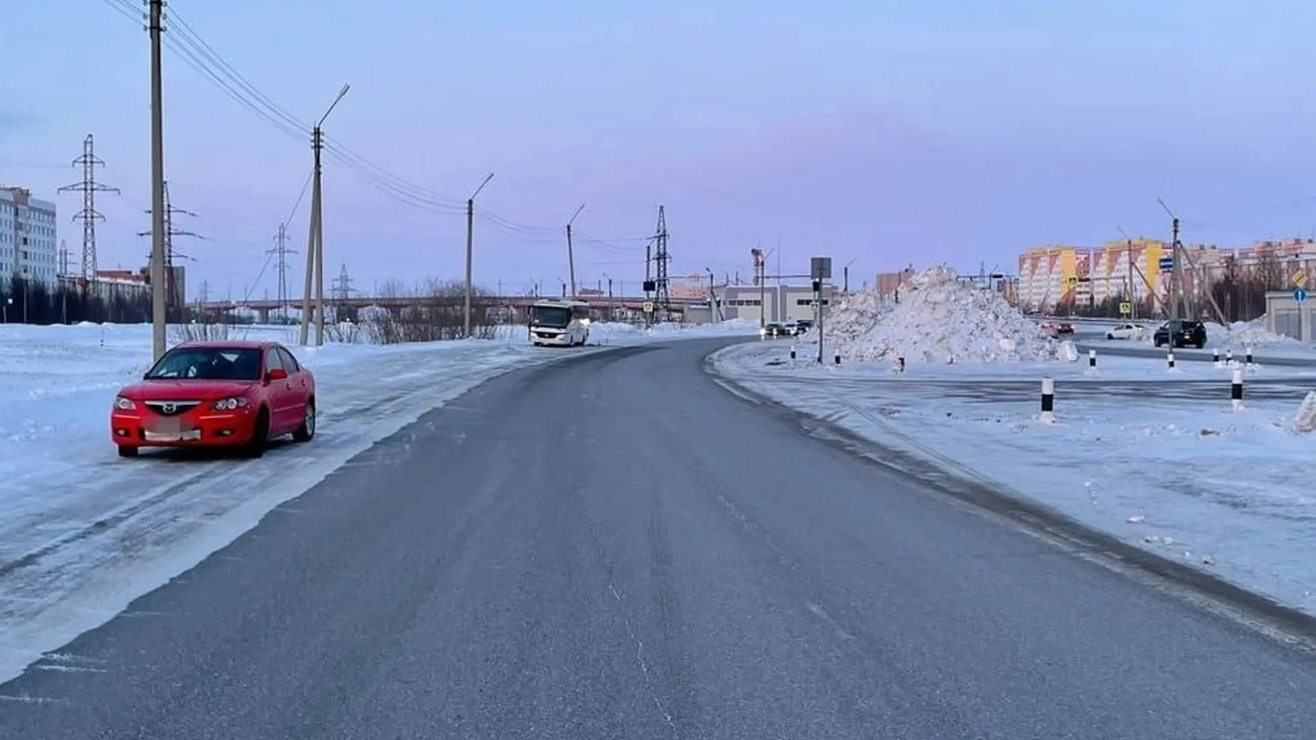 В Новом Уренгое пьяный водитель иномарки въехал в автобус | Ямал-Медиа