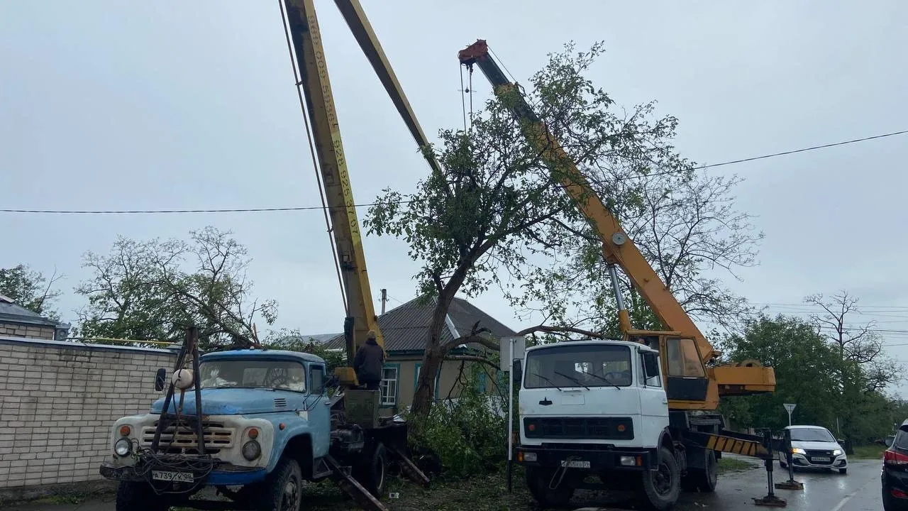 Устранение последствий урагана в Черкесске. Фото: t.me/rashid_temrezov