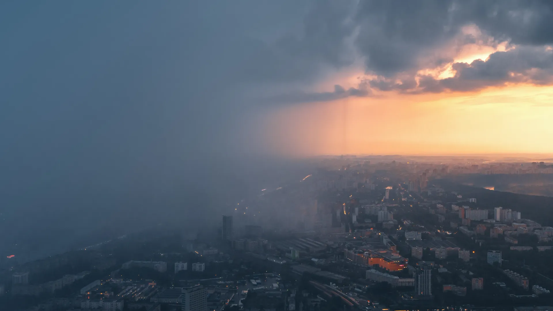 Стена дождя накрывает Москву. Фото: Anastasia Mazureva/Shutterstock/Fotodom