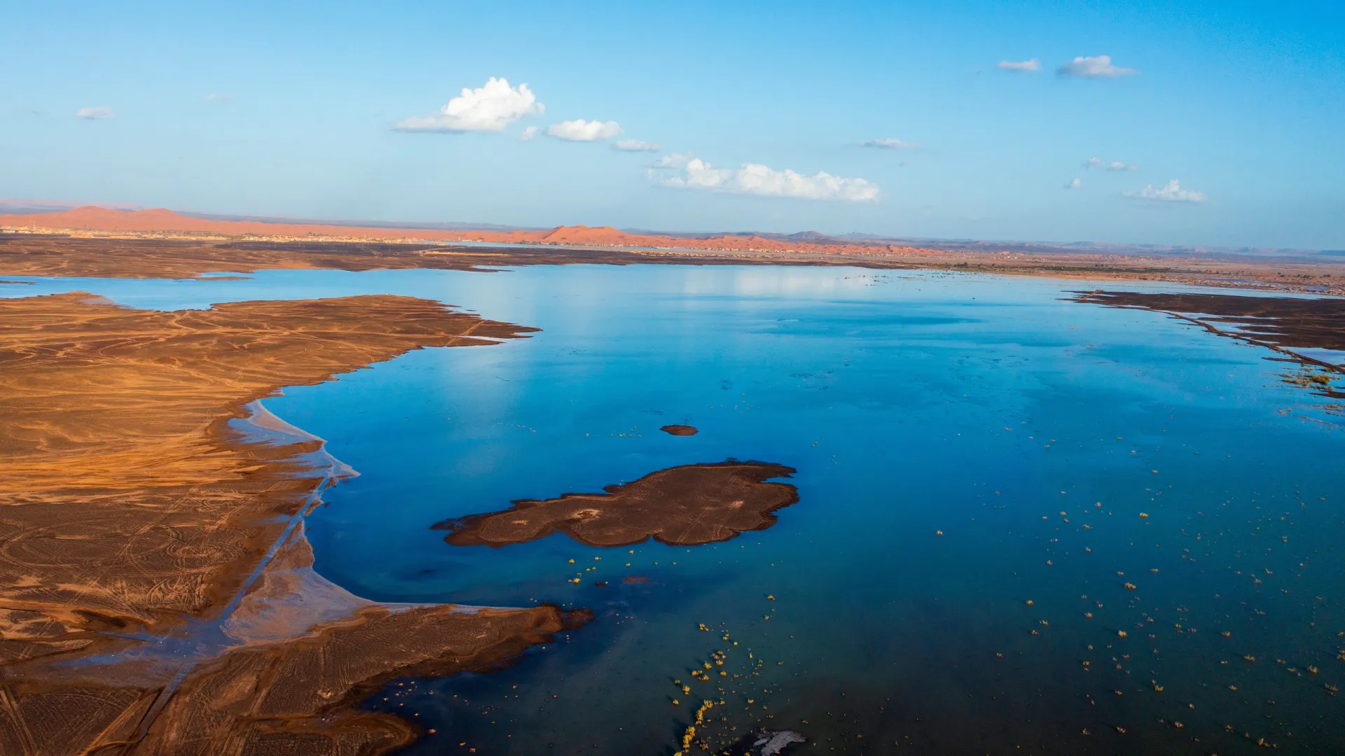 Сезонное озеро Мерзуга осенью 2024 года. Фото: TAGHLAOUIFOTOS/Shutterstock/Fotodom