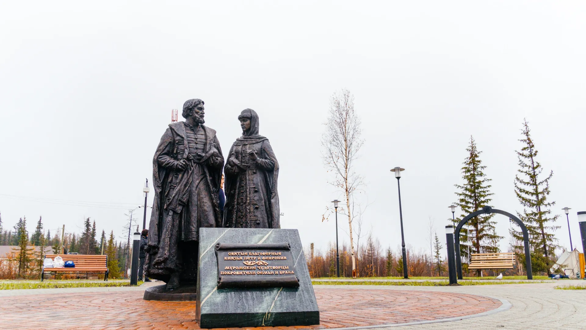 Памятник святым Петру и Февронии. Фото: Юлия Чудинова/«Ямал-Медиа»