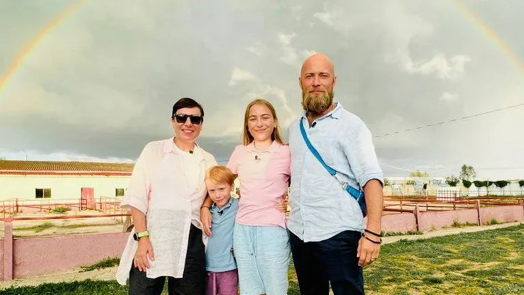 Тутта Ларсен с мужем и детьми в 2024 году. Фото: телеграм-канал Тутты Ларсен