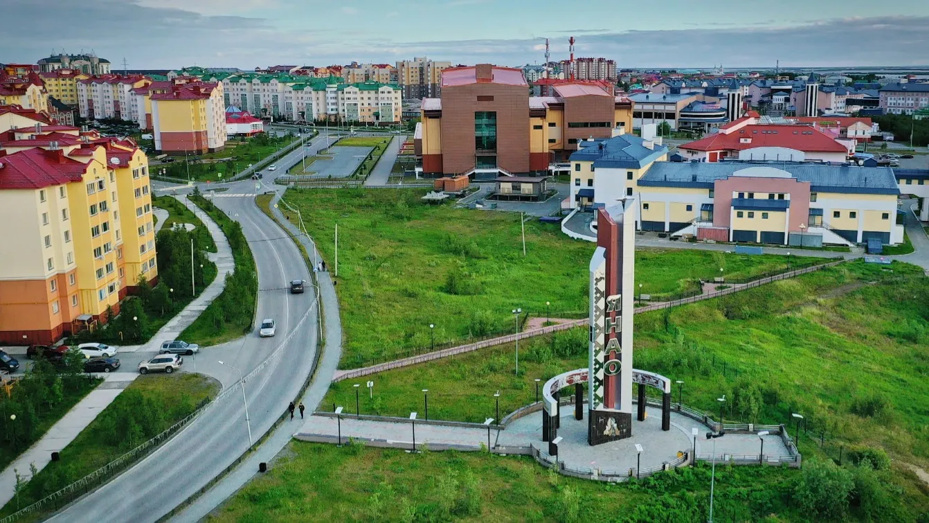 Стела-памятник «80 лет ЯНАО» в Салехарде. Фото: Андрей Ткачев / «Ямал-Медиа»