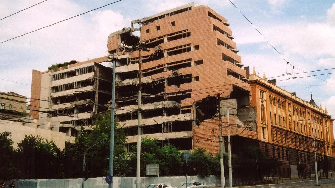 Здание Министерства обороны Югославии после бомбардировки / Wikimedia