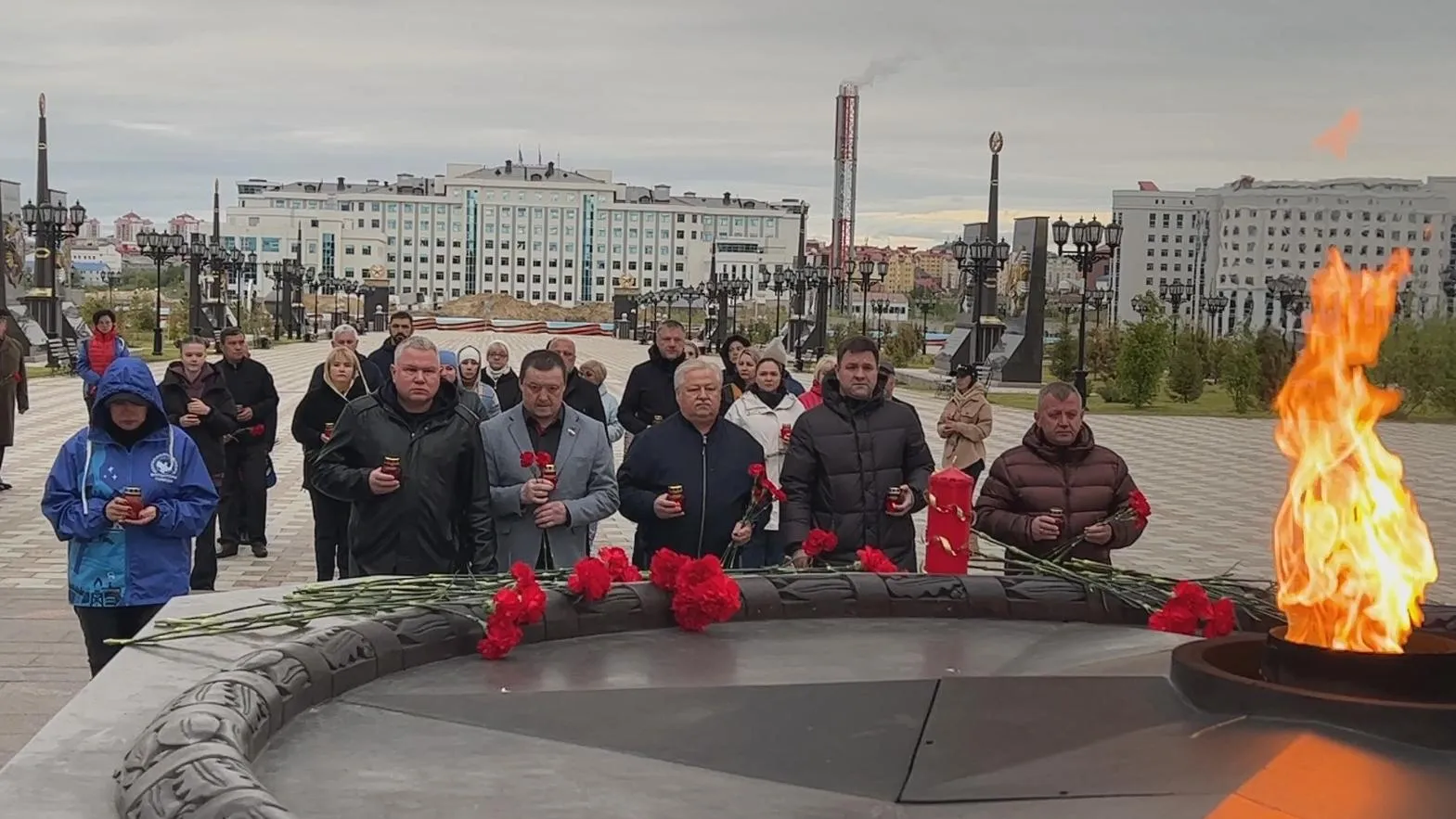 Ровно в четыре часа»: депутаты ямальского Заксобрания провели траурный  митинг у Вечного огня | Ямал-Медиа