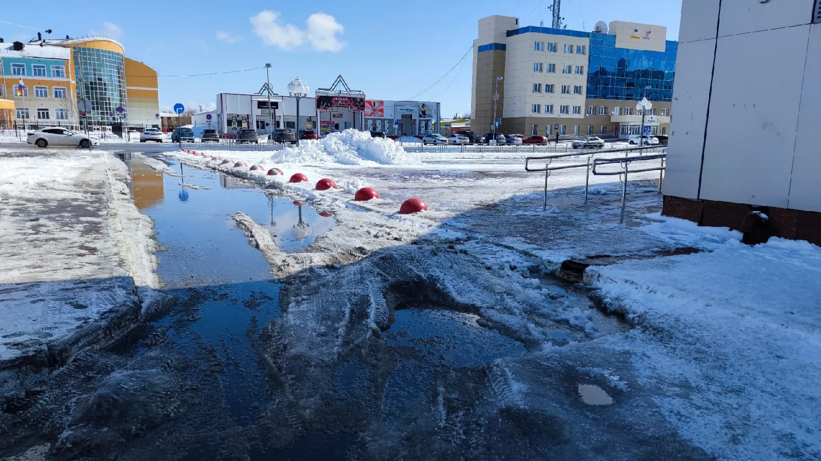 Автомобилисты из Губкинского просят убрать ледяной нарост на проезжей части  | Ямал-Медиа